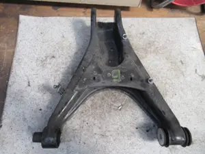 Bras de suspension arrière gauche