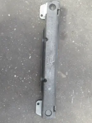 Stossstangenhalter vorne