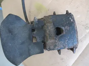 Bremszange vorne links