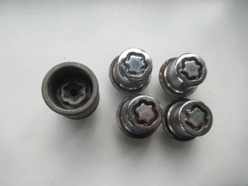 Boulons de roue