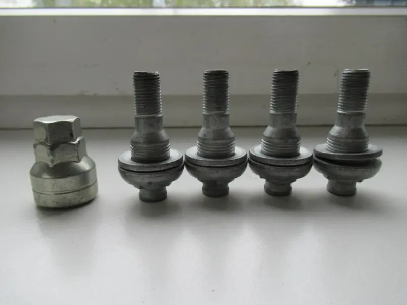 Boulons de roue