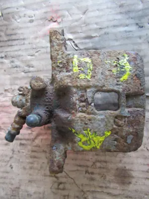 Étrier de frein arrière gauche