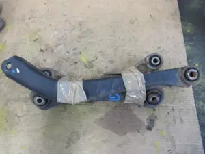 Bras de suspension arrière gauche
