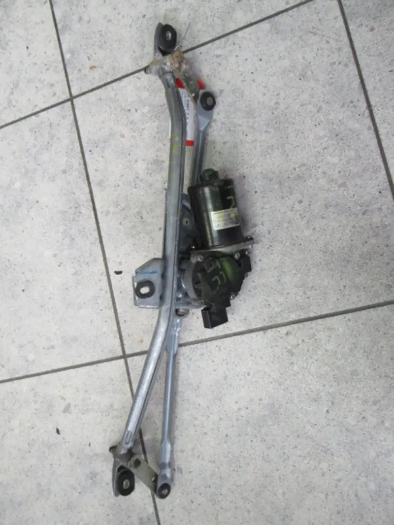 Moteur essuie-glace avant