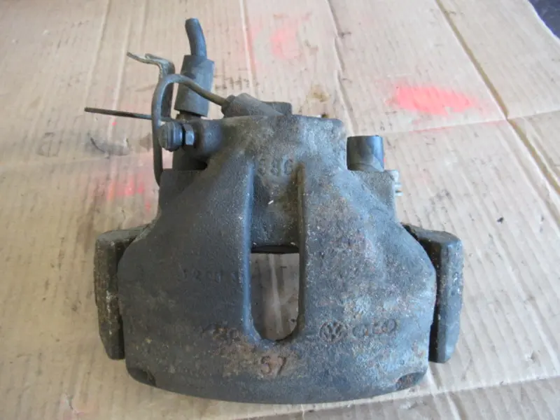 Étrier de frein avant gauche