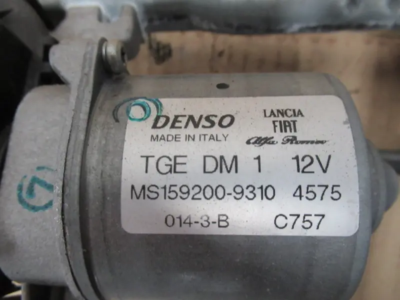 Moteur essuie-glace avant