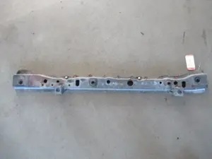 Traverse unter Kühler