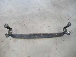 Traverse unter Kühler