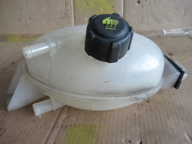 Réservoir d'eau compartiment moteur