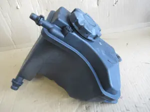 Wasserbehälter Motorraum