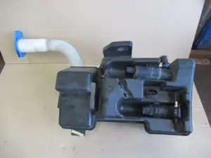 Wasserbehälter Motorraum