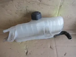 Wasserbehälter Motorraum