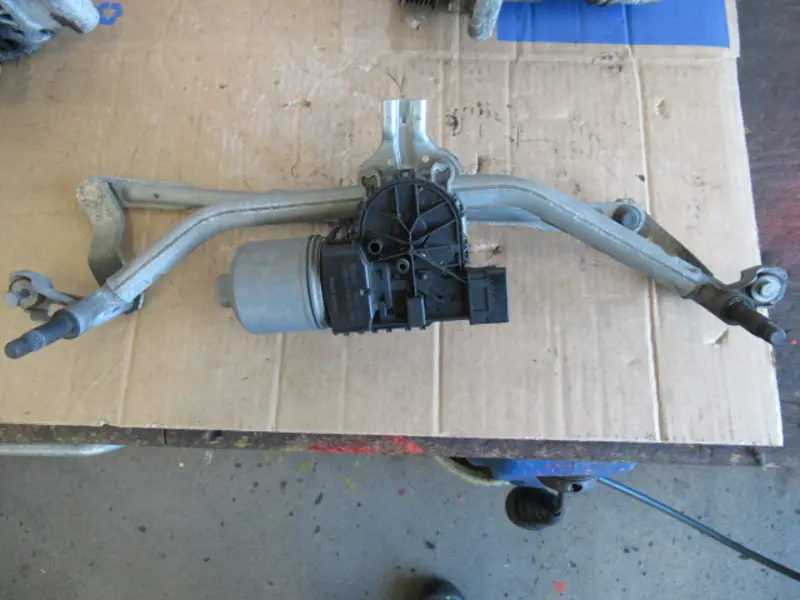 Wischermotor vorne