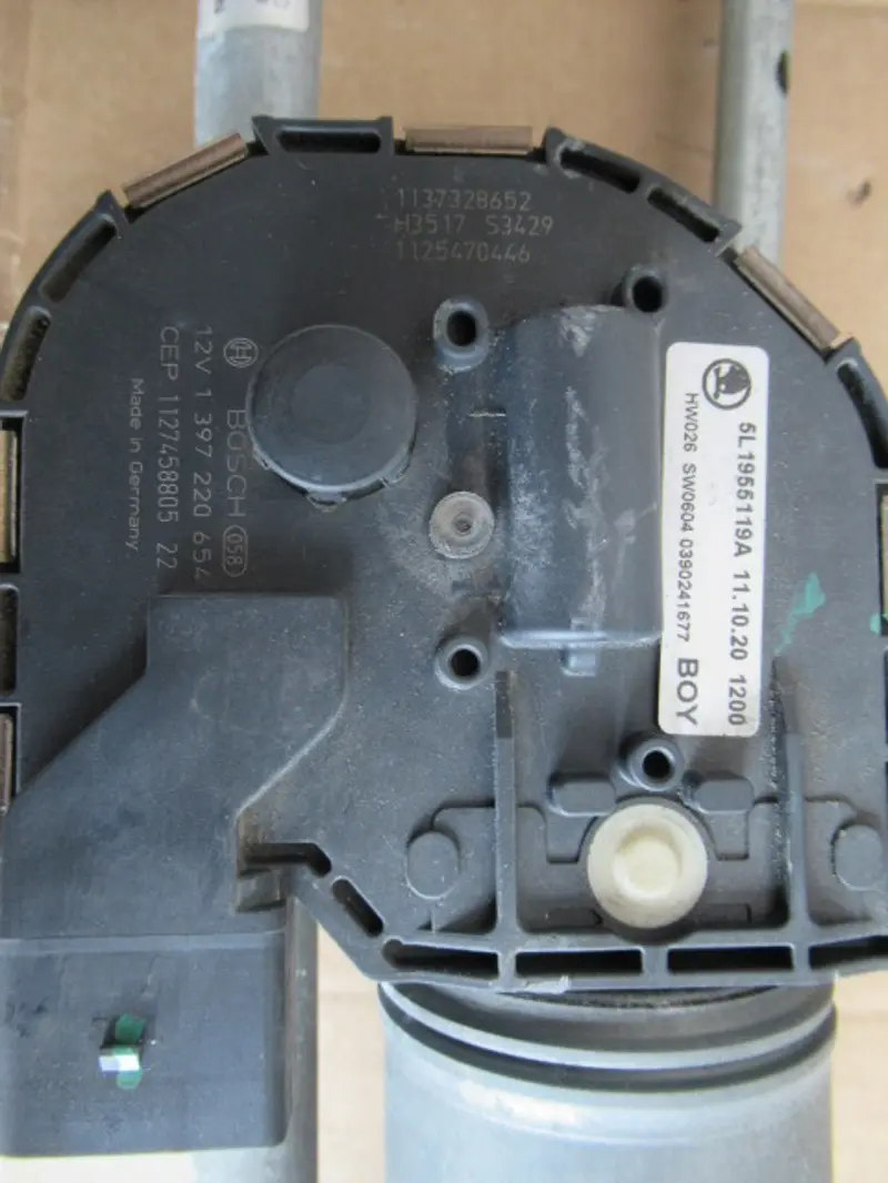 Moteur essuie-glace avant