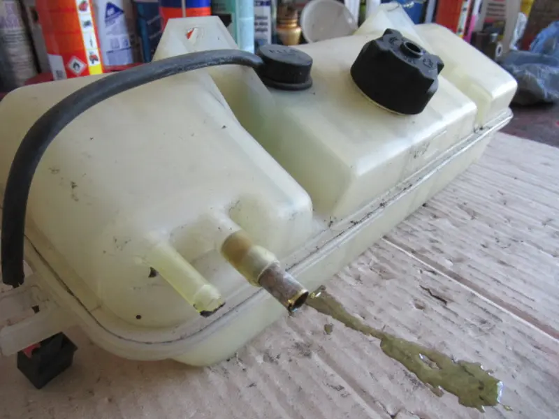 Réservoir d'eau compartiment moteur