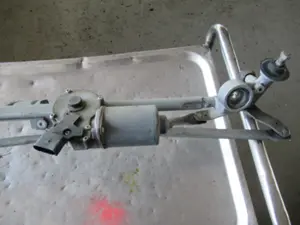 Moteur essuie-glace avant