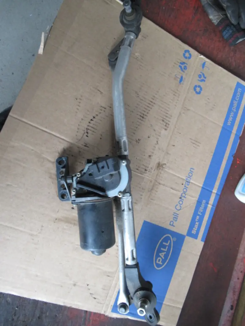 Moteur essuie-glace avant