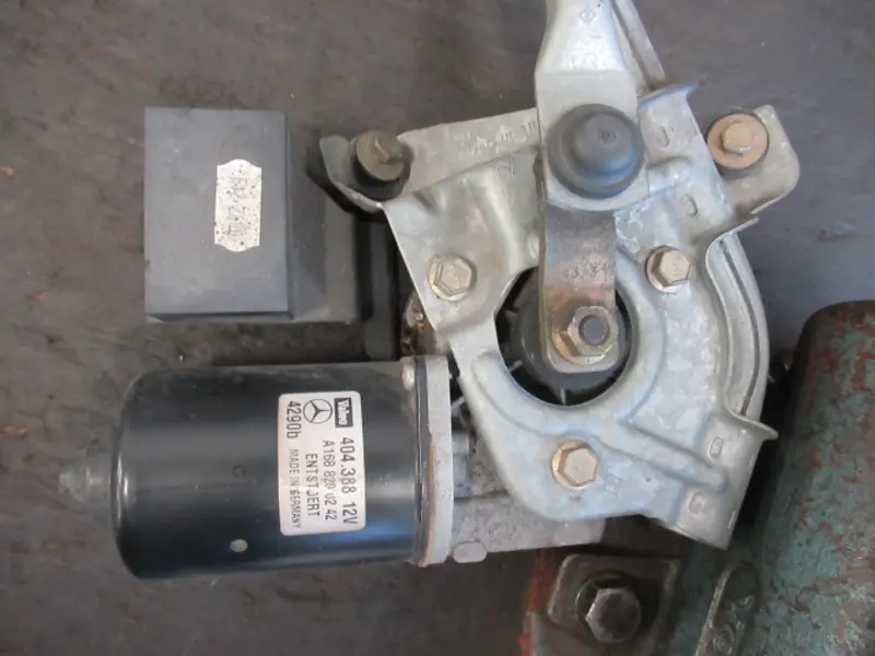 Moteur essuie-glace avant