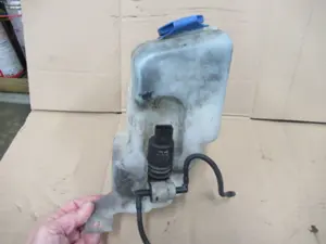 Wasserbehälter Motorraum