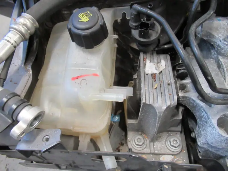 Réservoir d'eau compartiment moteur