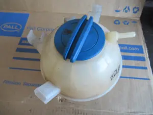 Wasserbehälter Motorraum