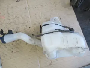 Wasserbehälter Motorraum