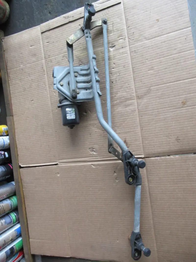 Moteur essuie-glace avant