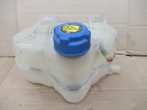 Wasserbehälter Motorraum