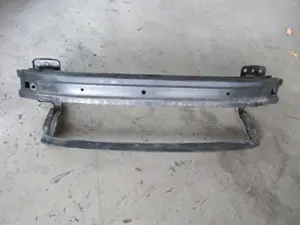 Stossstangenhalter vorne