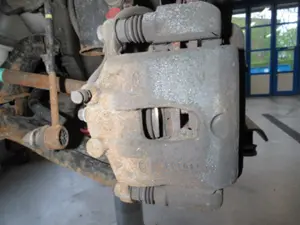 Étrier de frein avant gauche