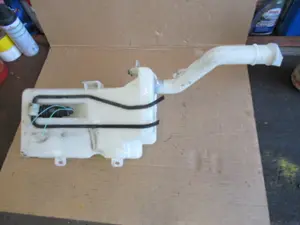 Wasserbehälter Motorraum