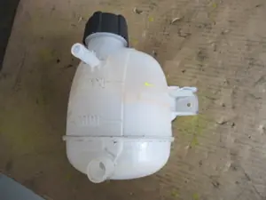 Wasserbehälter Motorraum