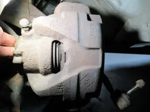 Bremszange vorne links