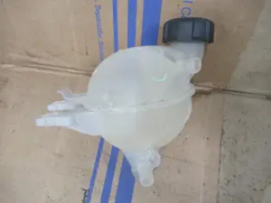 Wasserbehälter Motorraum