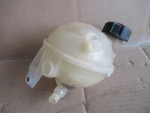 Wasserbehälter Motorraum