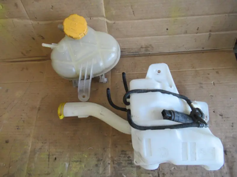 Wasserbehälter Motorraum