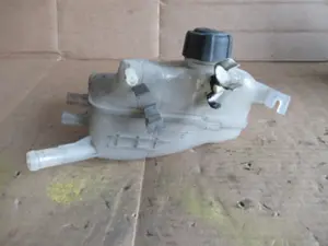 Wasserbehälter Motorraum