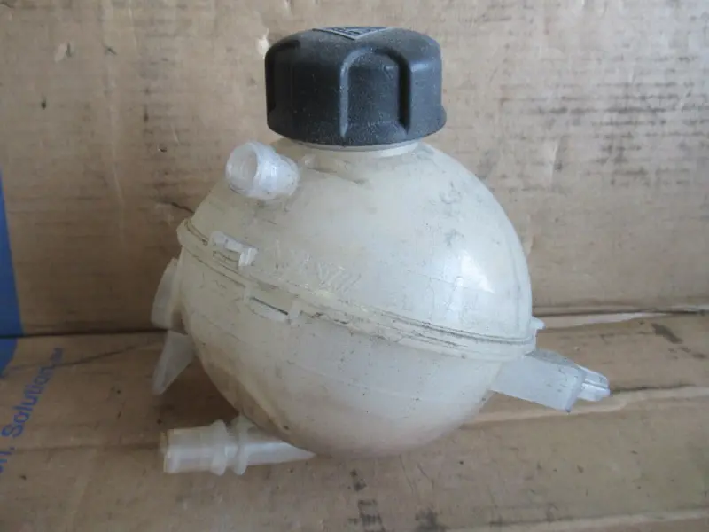Réservoir d'eau compartiment moteur