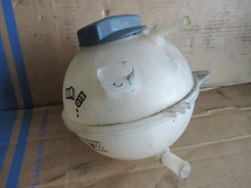 Wasserbehälter Motorraum