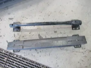 Stossstangenhalter vorne