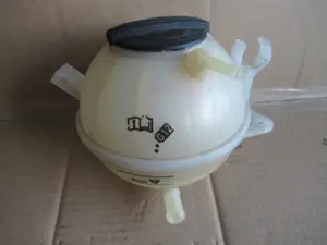 Wasserbehälter Motorraum