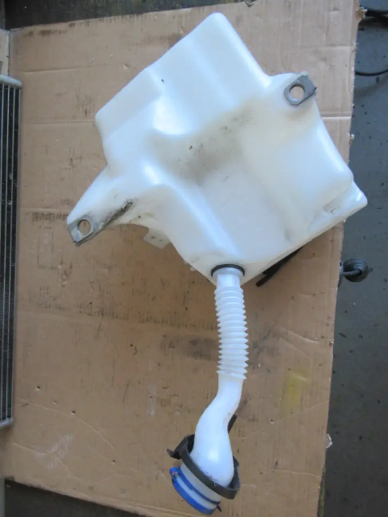 Wasserbehälter Motorraum