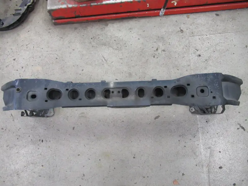 Stossstangenhalter vorne