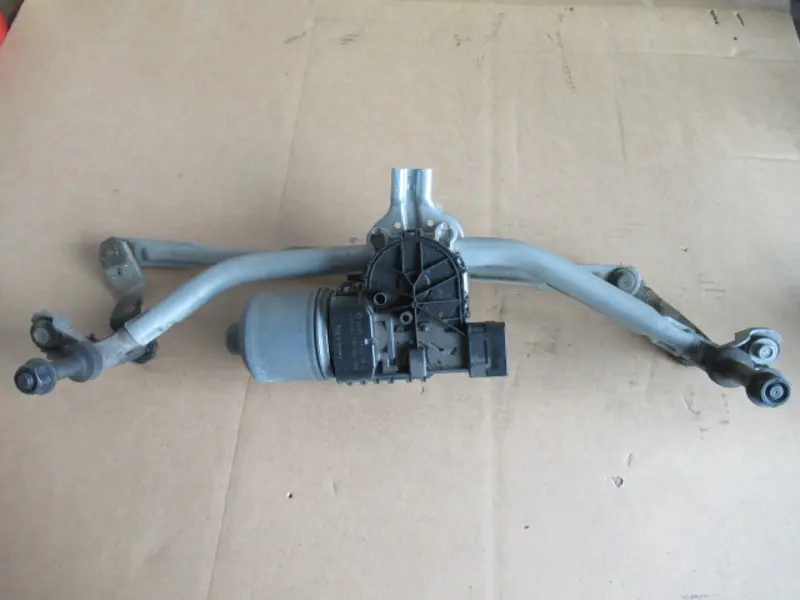 Moteur essuie-glace avant