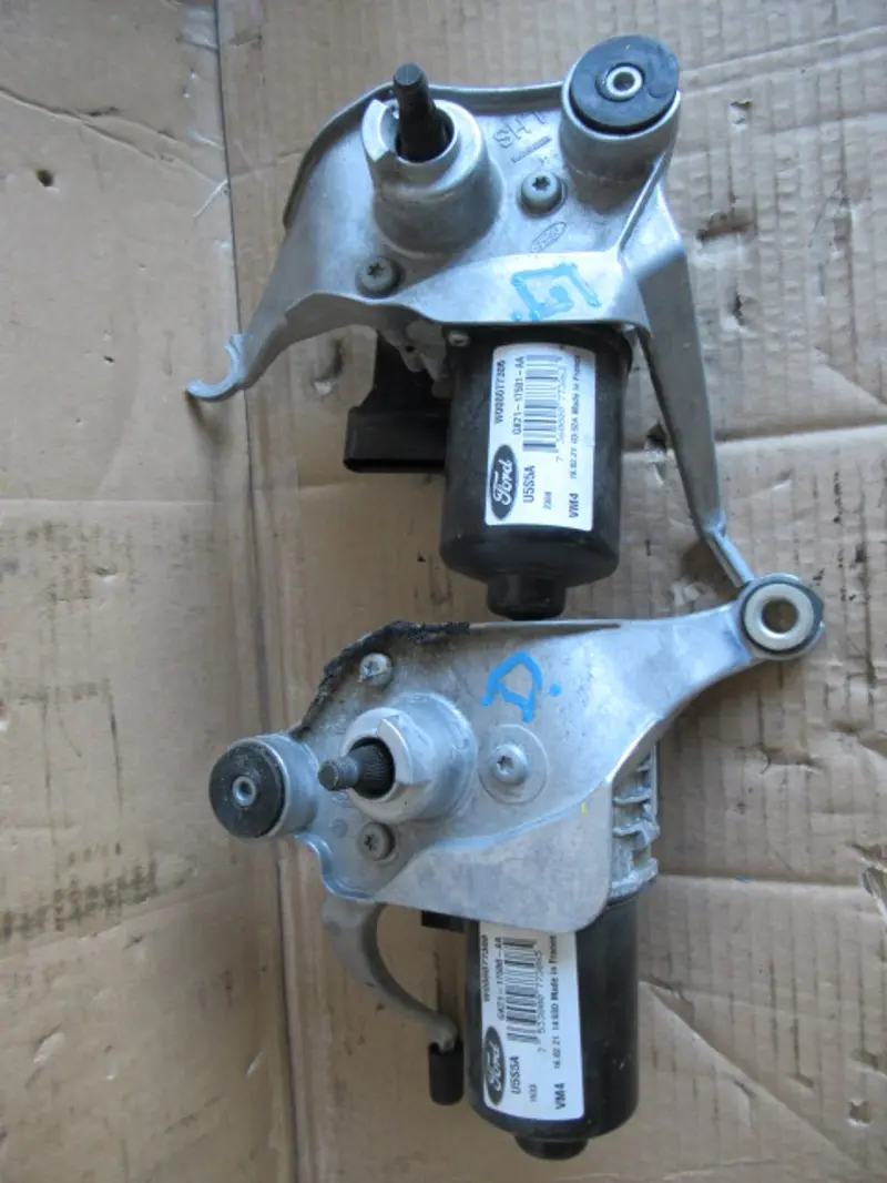 Moteur essuie-glace avant