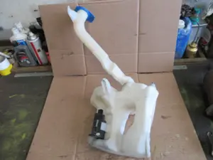 Wasserbehälter Motorraum