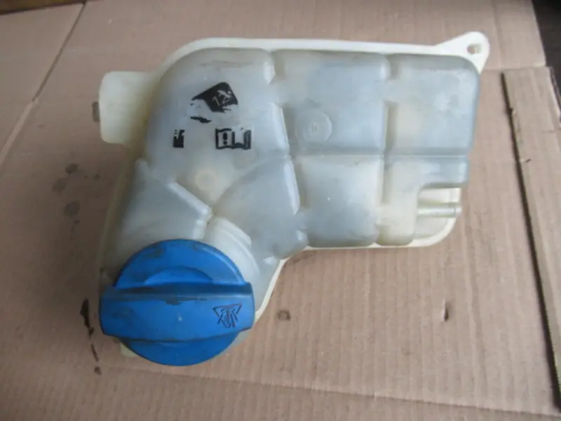 Réservoir d'eau compartiment moteur