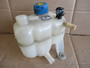 Wasserbehälter Motorraum