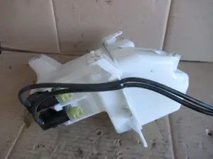 Wasserbehälter Motorraum