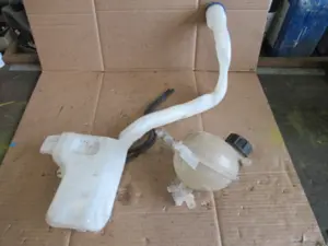 Wasserbehälter Motorraum